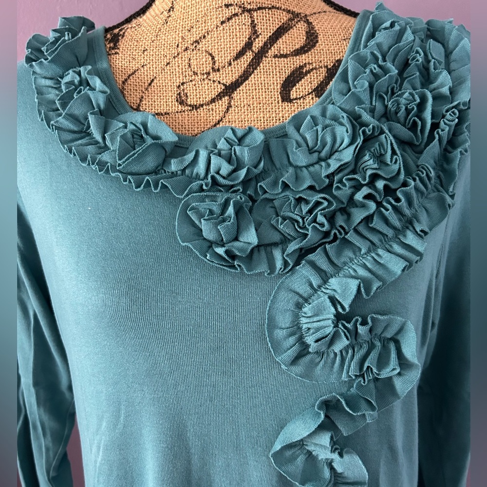 Top with ruffle neckline detail - Picture 2 of 6